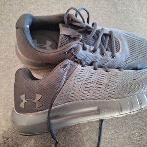 Under Armour Womens Black Running Shoes, Size 9.5